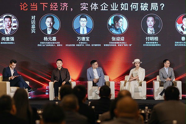 成人向日葵视频下载安装门业董事长杨元嘉上台演讲 成人向日葵视频下载安装门业董事长杨元嘉上台演讲