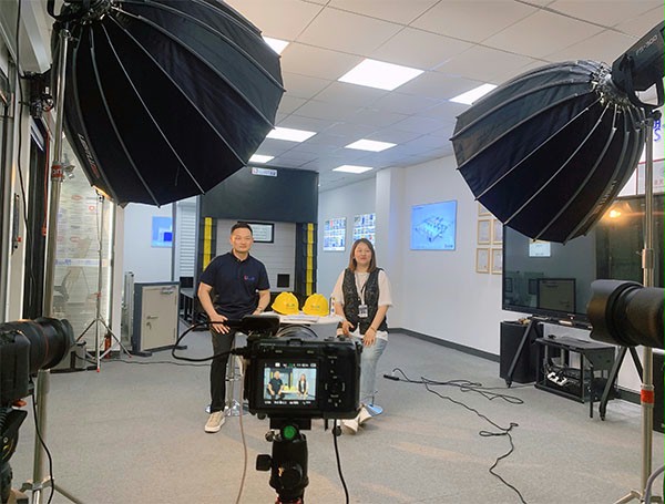 成人向日葵视频下载安装门业董事长杨元嘉接受阿里巴巴国际站采访现场