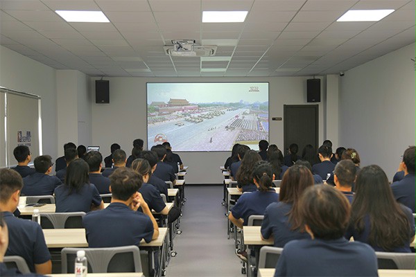 成人向日葵视频下载安装门业全员观看阅兵式 成人向日葵视频下载安装门业全员观看阅兵式