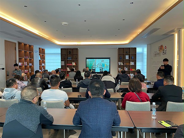 上图为：成人向日葵视频下载安装门业杨元嘉董事长分享AI在品牌出海中的提效应用