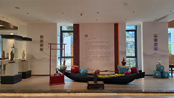 上图为：此次活动现场贤福轩陶瓷艺术馆